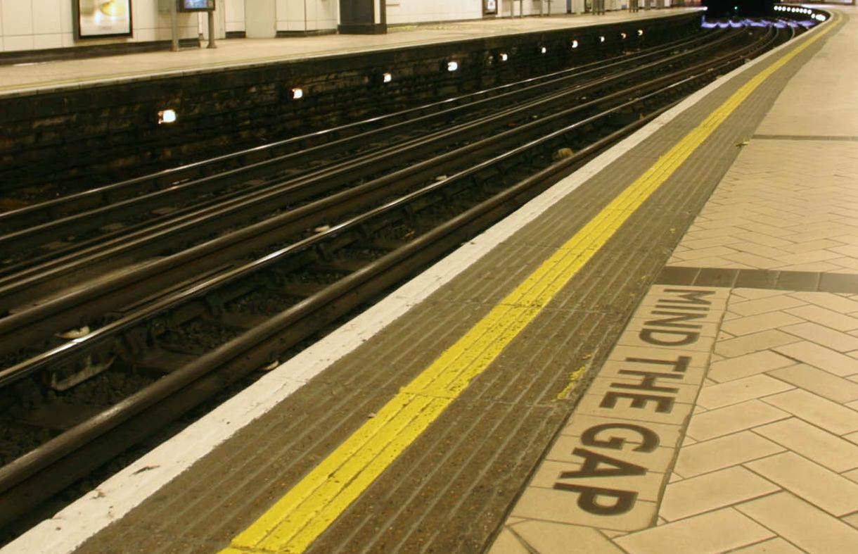 Η αυστηρή εκδοχή του «mind the gap» επιστρέφει στο μετρό του Λονδίνου