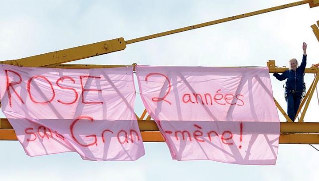 Γιαγιά ανέβηκε σε γερανό ζητώντας να δει την εγγονή της