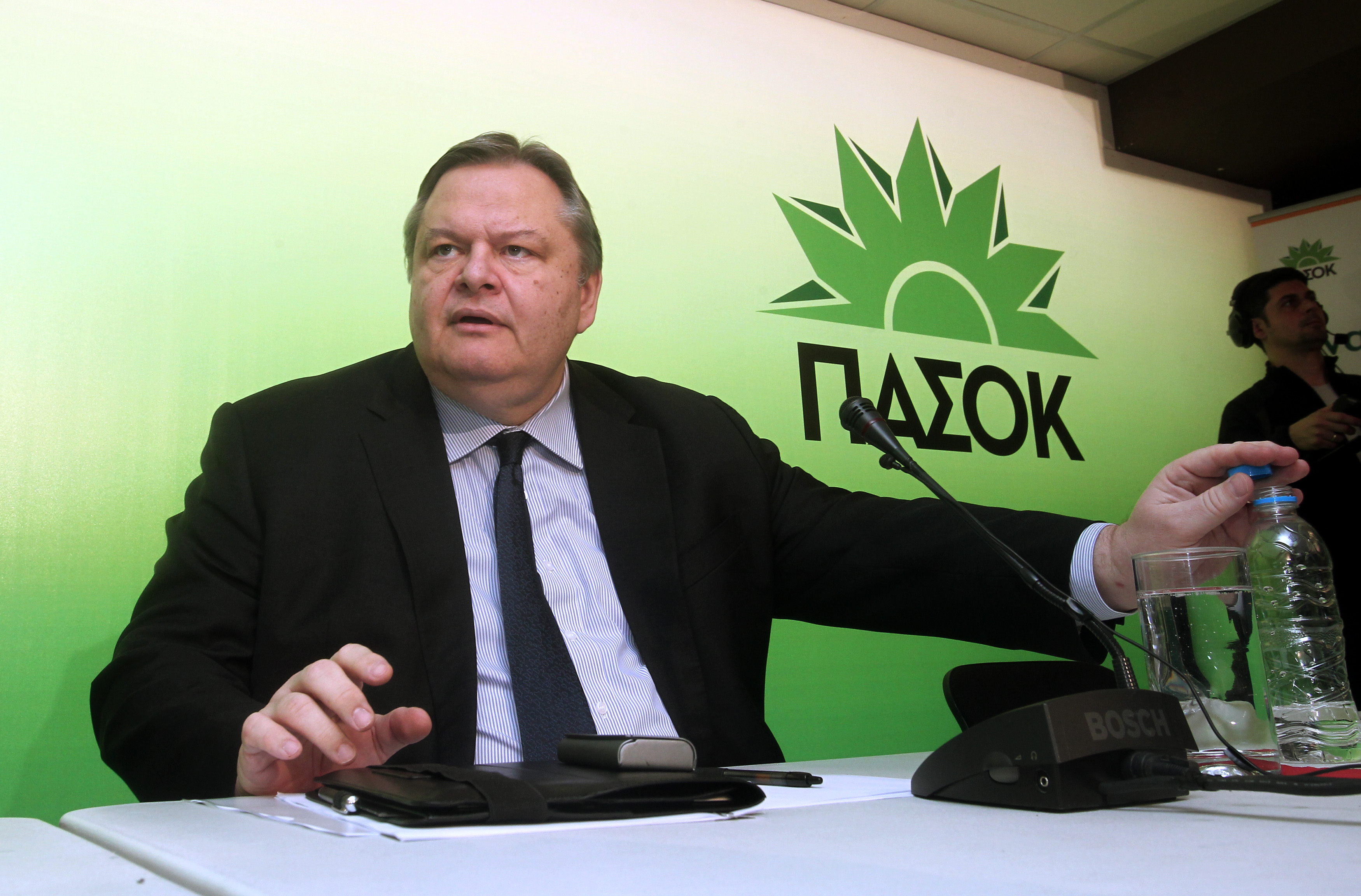 Στο σενάριο της αποτυχίας δεν θα γλιτώσει κανείς, προειδοποιεί ο Ευ.Βενιζέλος