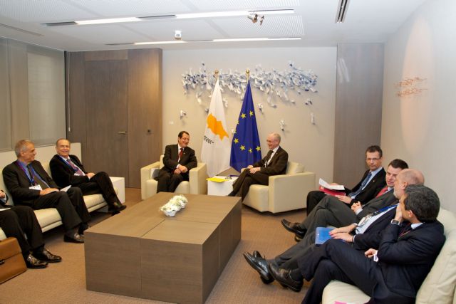 Πυρετώδεις διαβουλεύσεις στο Eurogroup για την Κύπρο
