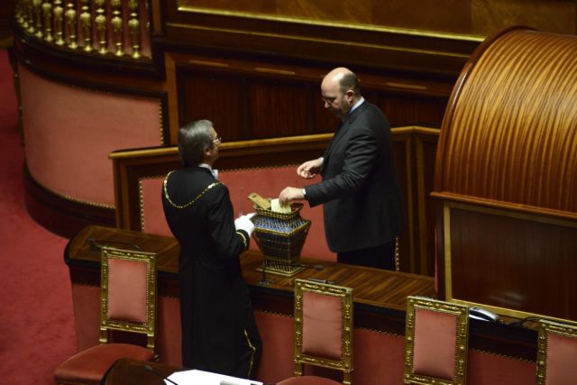 «Μαύρος καπνός» για την εκλογή προέδρων Βουλής-Γερουσίας στην Ιταλία