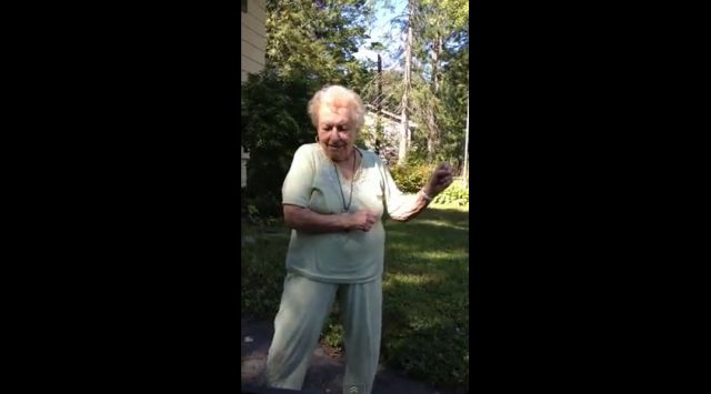 Αμερικανίδα γιαγιά χορεύει rock n’ roll και γίνεται… viral