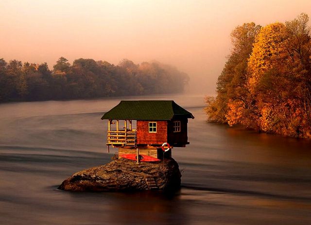 Το μικρό σπίτι στο… ποτάμι που προσελκύει χιλιάδες τουρίστες