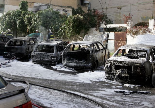 Κάηκαν εννέα αυτοκίνητα και δύο μηχανές στην Αίγινα
