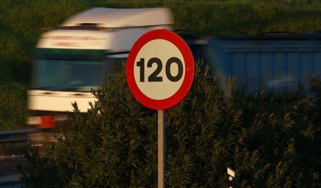 «Τρελό» φορτηγό διέσχισε δέκα χιλιόμετρα με τον οδηγό αναίσθητο