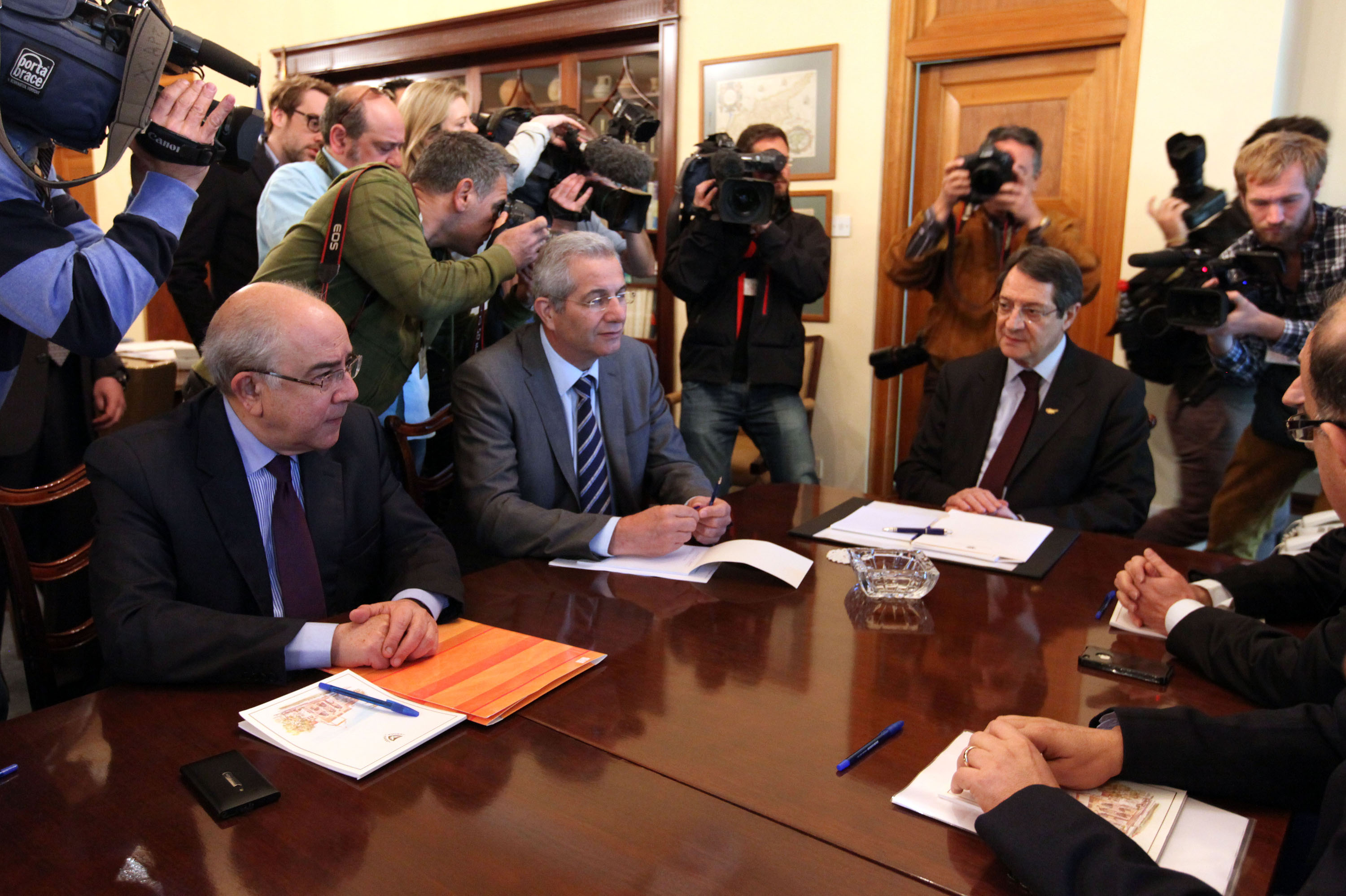 Το βράδυ η έγκριση του Ταμείου Αλληλεγγύης, νέα σύσκεψη αρχηγών την Παρασκευή