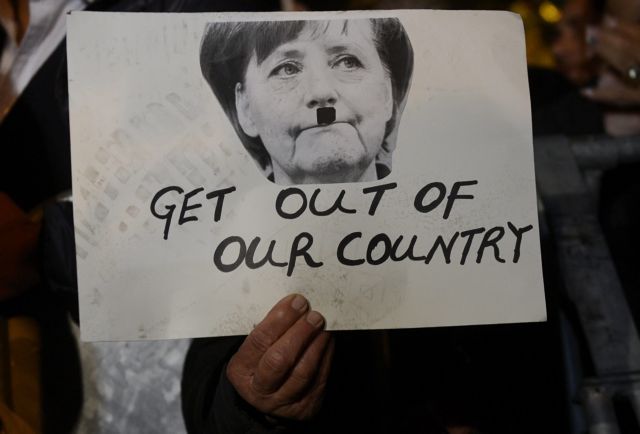 Άρθρο που παρομοίαζε τη Μέρκελ με τον Χίτλερ απέσυρε η El Pais