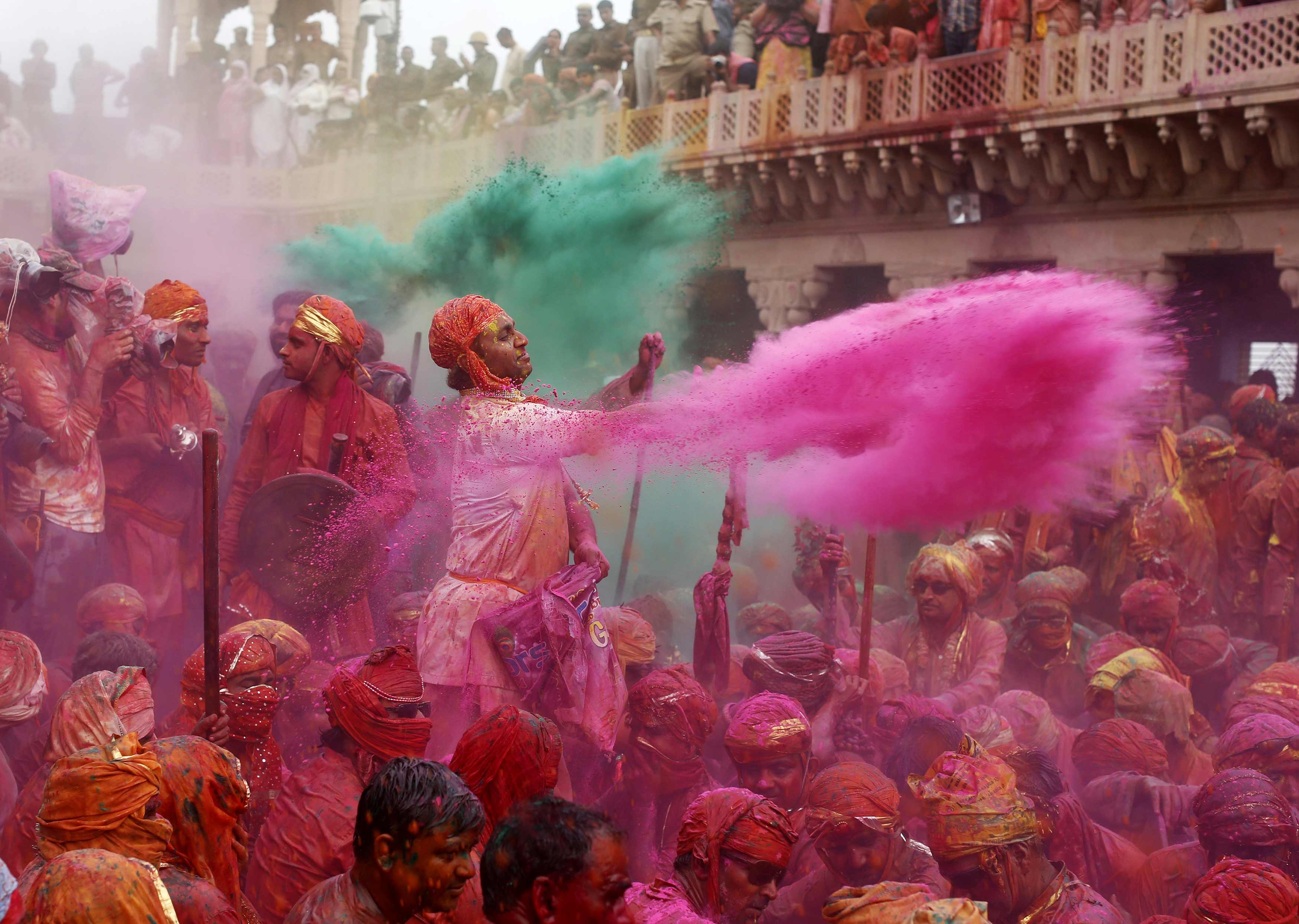 Έκρηξη χρωμάτων σε ινδουιστικό Φεστιβάλ (φωτορεπορτάζ)