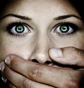 Θύματα ενδοοικογενειακής βίας πολλές Ελληνίδες