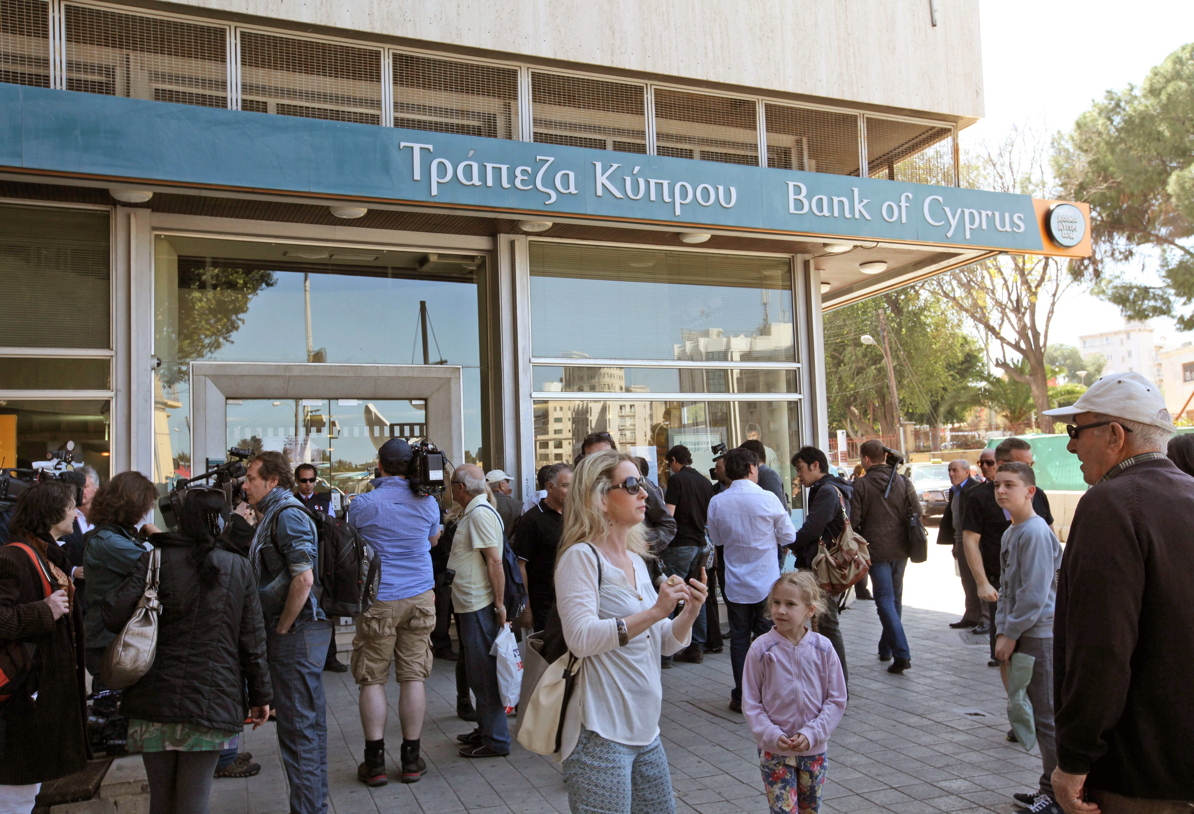 Στοίχημα για την Κύπρο το άνοιγμα των τραπεζών το μεσημέρι