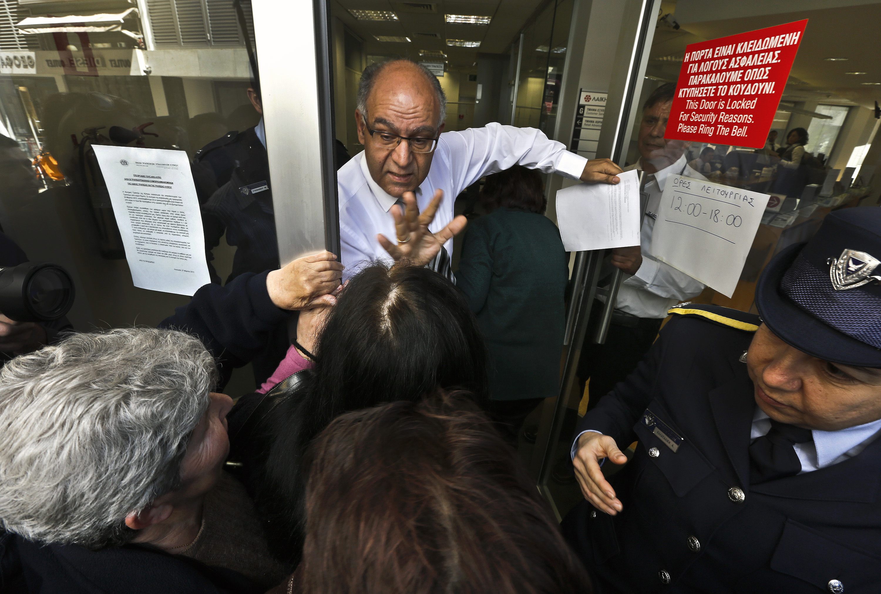 Ανοιξαν οι τράπεζες στην Κύπρο – Σε ισχύ οι περιορισμοί στις συναλλαγές