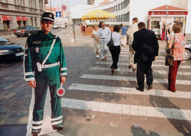 Τροχονόμοι από χαρτόνι ρυθμίζουν την κυκλοφορία σε πόλη της Ινδίας