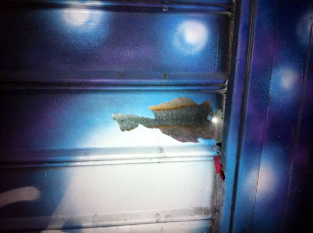 Ανταλλαγή πυροβολισμών στα Εξάρχεια – Σφαίρα διαπέρασε παρμπρίζ ΙΧ