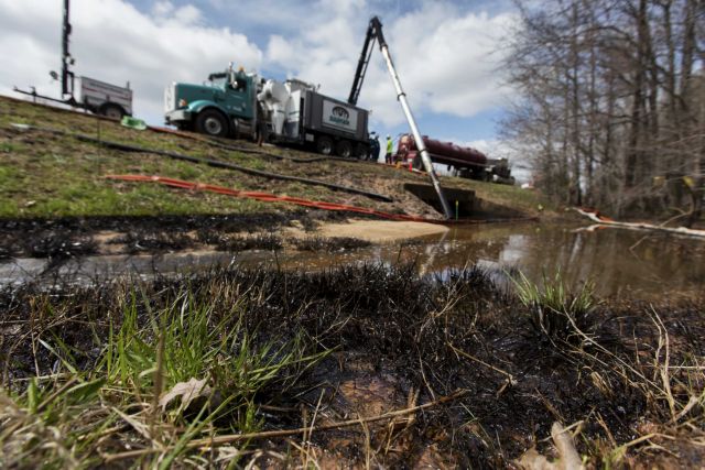 Προσπάθειες καθαρισμού μετά από διαρροή πετρελαίου στο Άρκανσο