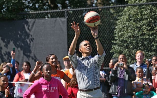 O Oμπάμα δεν μπορεί να παίξει μπάσκετ (αλλά δεν το βάζει κάτω)