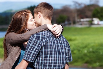 Όλο και περισσότεροι έφηβοι καθυστερούν την έναρξη της σεξουαλικής τους ζωής