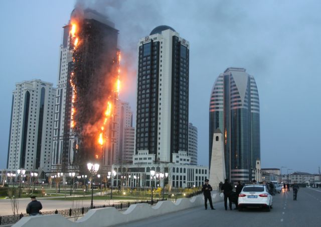 Στις φλόγες τυλίχτηκε ουρανοξύστης στην Τσετσενία