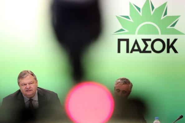 «Ομοφωνία» στο Πολιτικό Συμβούλιο του ΠΑΣΟΚ πριν τη σύσκεψη στο Μαξίμου