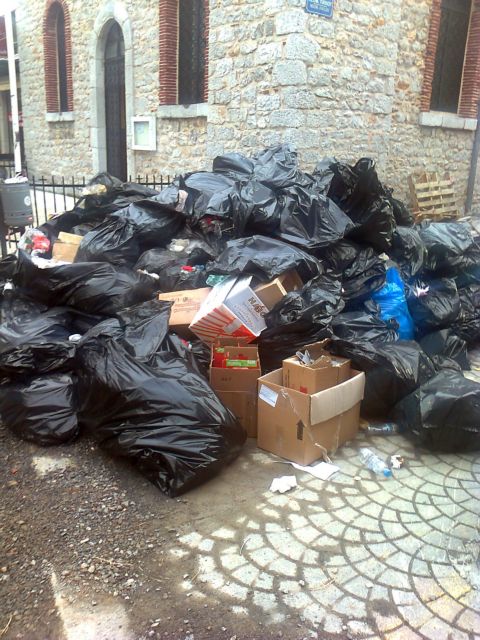 Αρχισε η αποκομιδή απορριμμάτων σε γειτονιές της Τρίπολης