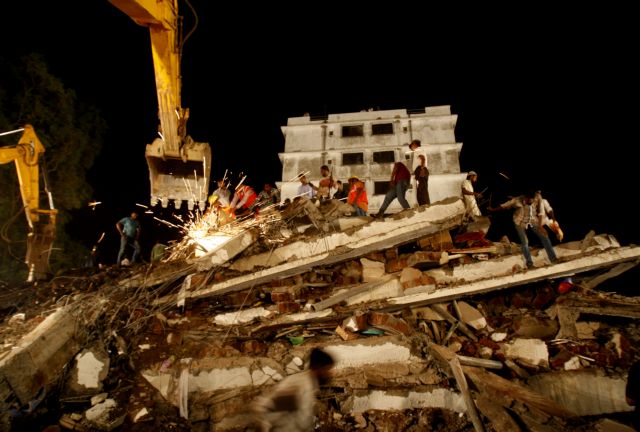 Κατάρρευση κτιρίου στο Μουμπάι στοίχισε τη ζωή σε 35 άτομα