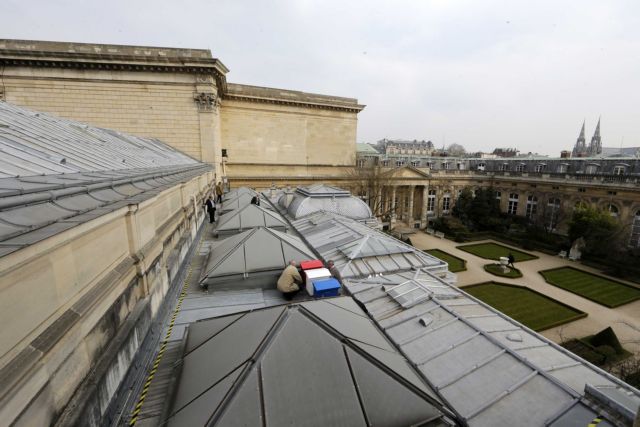 «Tρικολόρ» μελίσσια στη στέγη της Γαλλικής Εθνοσυνέλευσης