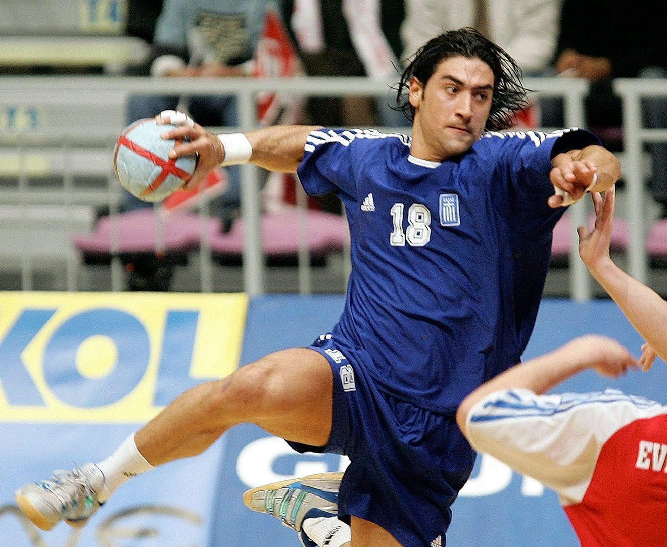 Η Εθνική Χάνμπολ ανδρών στο Λονδίνο με φόντο την Ιταλία