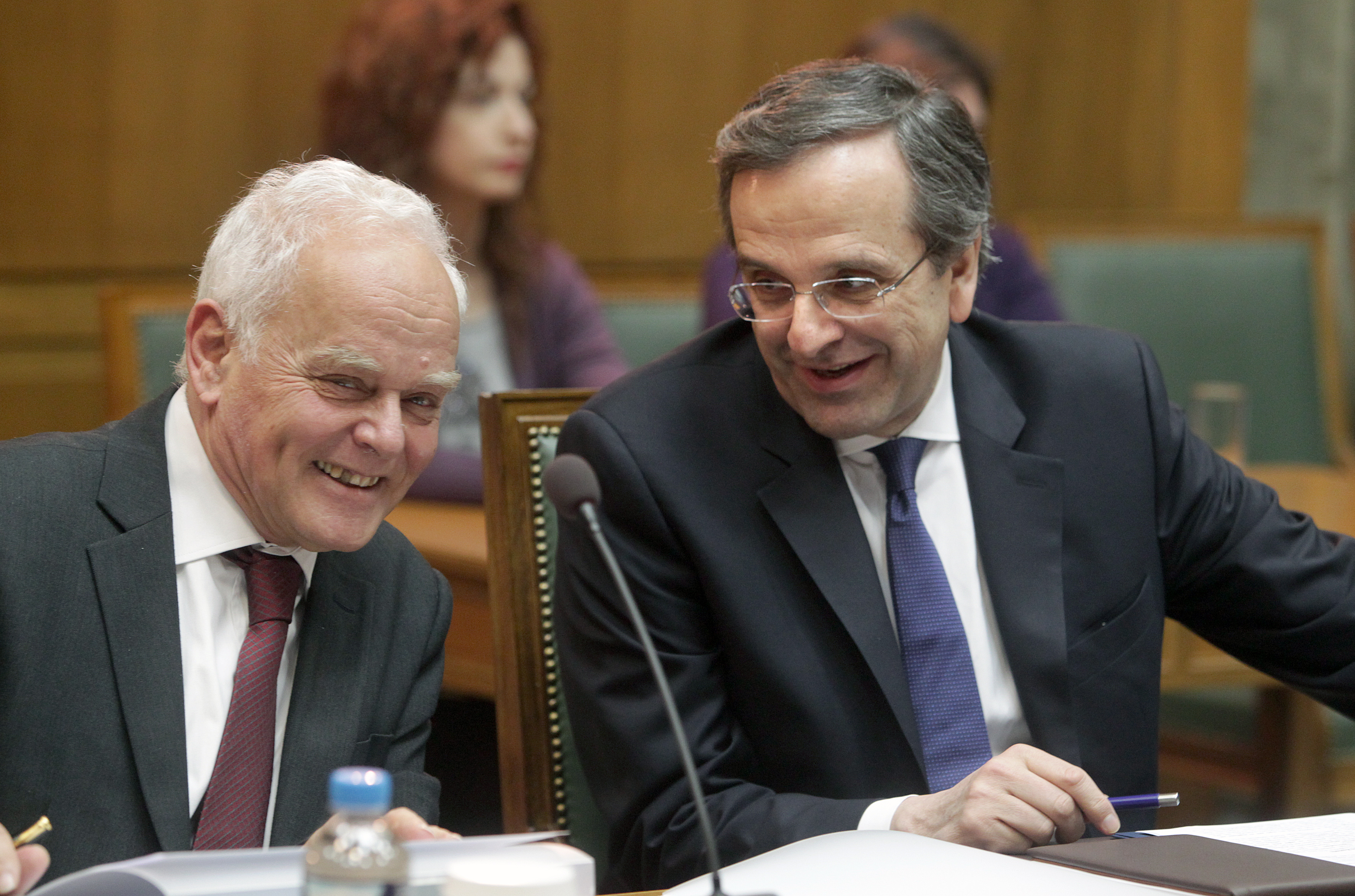 Μπλέξαν οι γραμμές Μαξίμου-Αγ.Κωνσταντίνου για το θέμα Μανιτάκη