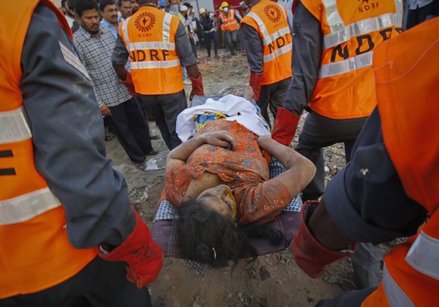 Γυναίκα ανασύρθηκε ζωντανή από τα ερείπια κτηρίου στο Μουμπάι