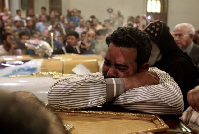 Αιματηρές συγκρούσεις μετά τις κηδείες χριστιανών κοπτών στο Κάιρο