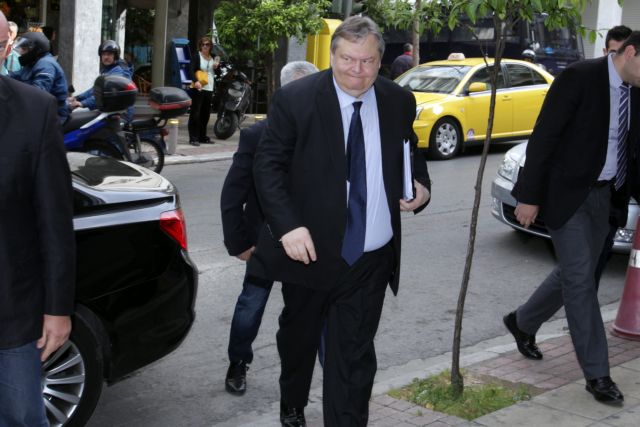 Μεγάλο αγκάθι το θέμα του Δημοσίου, λέει ο Βενιζέλος δείχνοντας τη ΔΗΜΑΡ