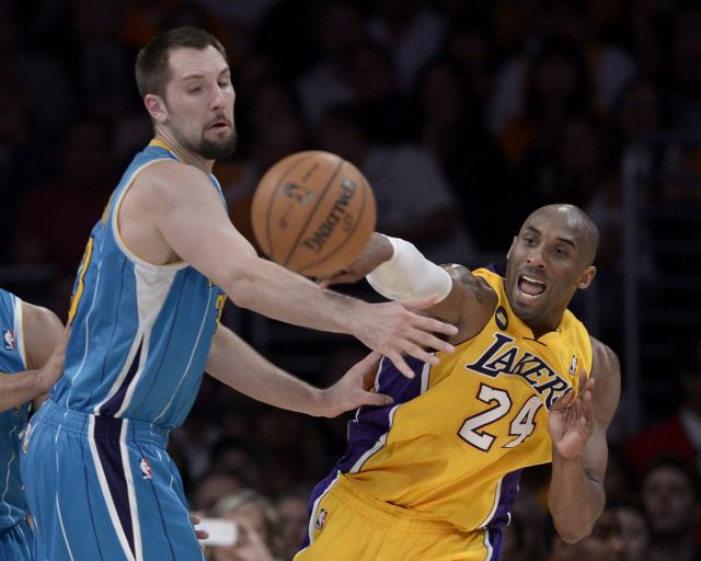 Ο Μπράιαντ οδηγεί τους Λέικερς στα πλέι οφ