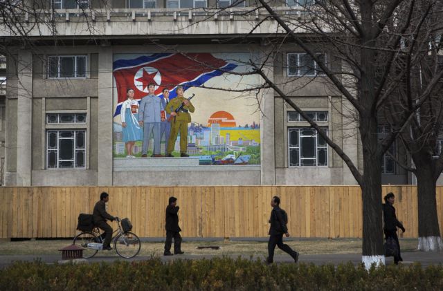 Η Βόρειος Κορέα «γιορτάζει» τους Κιμ και ο Νότος επαγρυπνεί για πυραύλους
