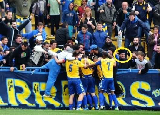 Αντιδράσεις για τον… οργανωμένο οπαδό παπα-Θάνο