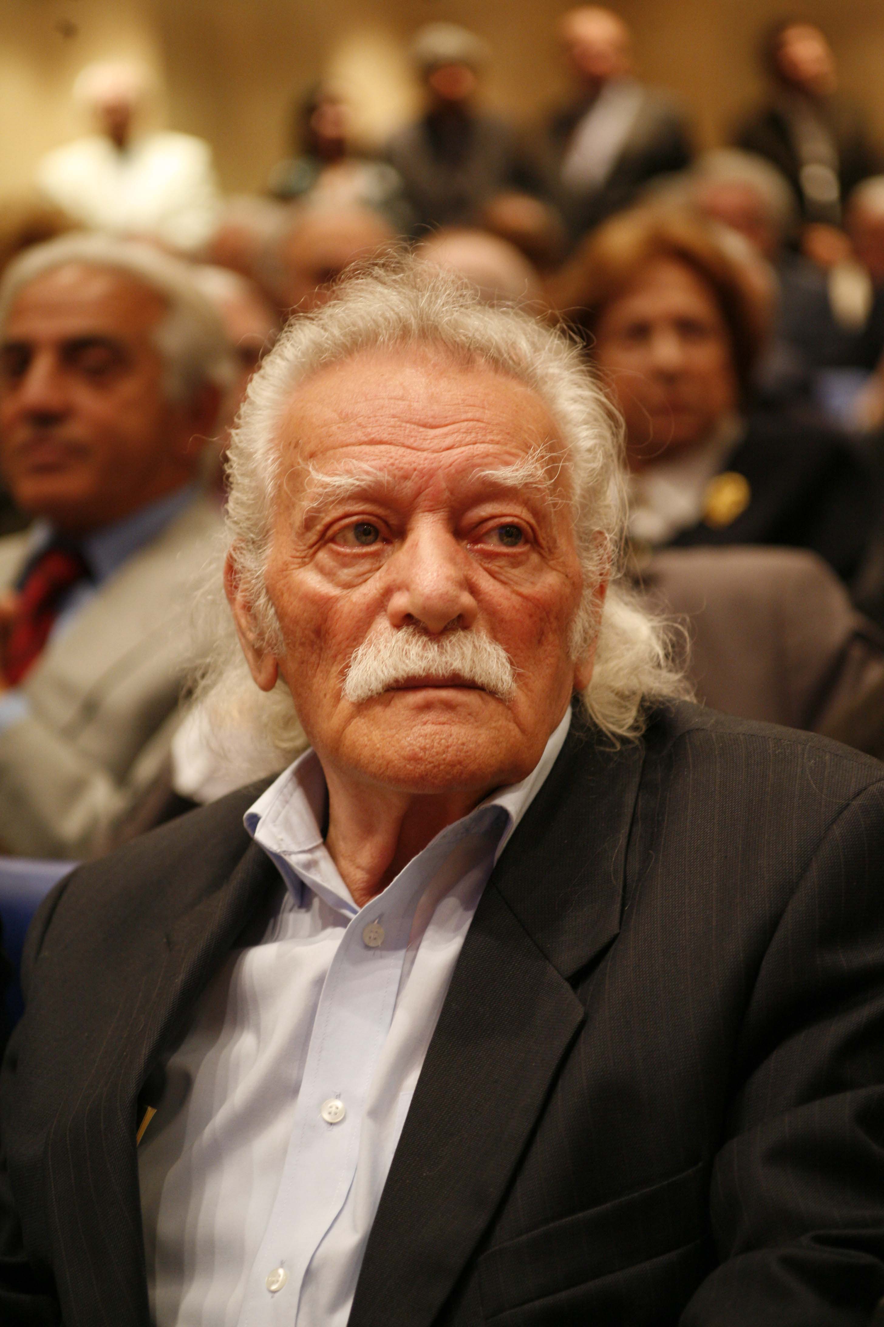 «Είναι ανιστόρητος» λέει ο Γλέζος για τις δηλώσεις Σόιμπλε περί αποζημιώσεων