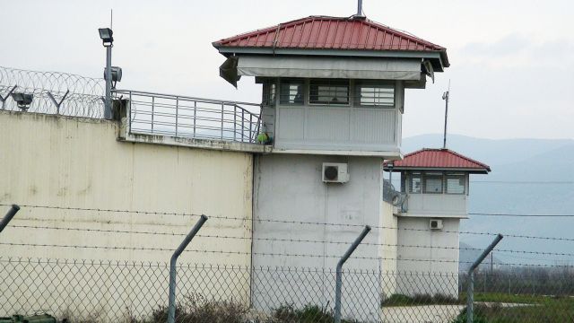 Κινητά και αυτοσχέδιο μαχαίρι βρέθηκαν στις φυλακές Γρεβενών