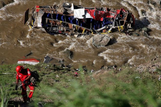 Πολύνεκρο δυστύχημα από πτώση λεωφορείου σε χαράδρα στις Άνδεις