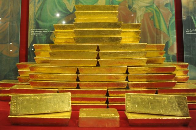 Σε χαμηλό δύο ετών κάτω από τα 1.400 δολάρια υποχωρεί ο χρυσός