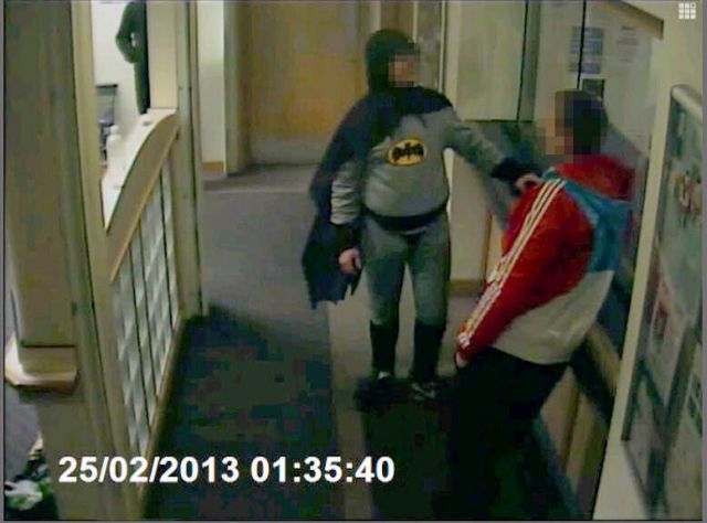 Ληστής έγινε ο Μπάτμαν που παρέδωσε ύποπτο στις Αρχές