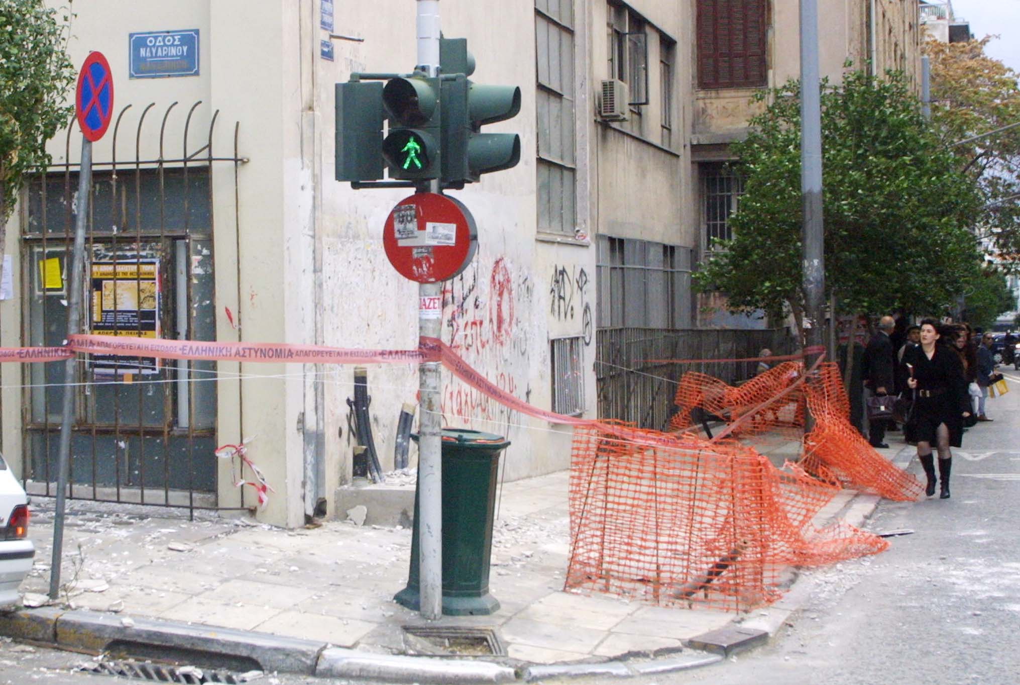 Επίθεση αντιεξουσιαστών εναντίον διμοιρίας ΜΑΤ στην Ναυαρίνου