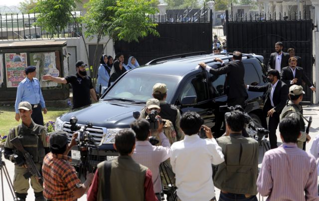 Εξαφανίστηκε ο Μουσάραφ από το δικαστήριο όταν διατάχθηκε η σύλληψή του