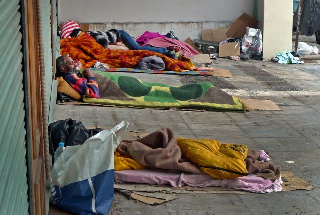 Καταγγελίες για μεταφορά αστέγων από το κέντρο της Αθήνας στην Αμυγδαλέζα