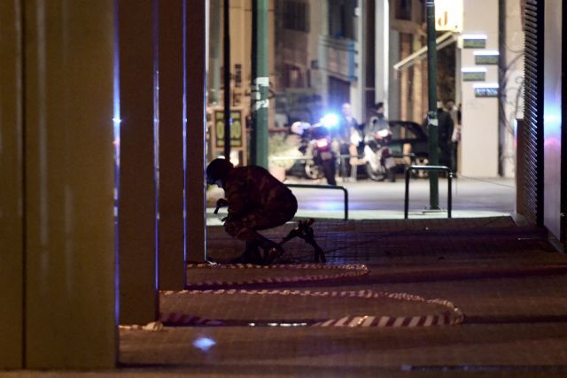 Χειροβομβίδα έξω από κατάστημα στο Γαλάτσι