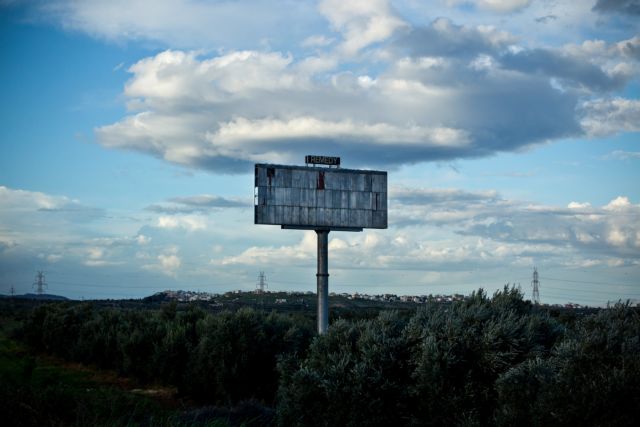 Ερειπωμένες διαφημιστικές πινακίδες διαφημίζουν το τίποτα – φωτογραφίες