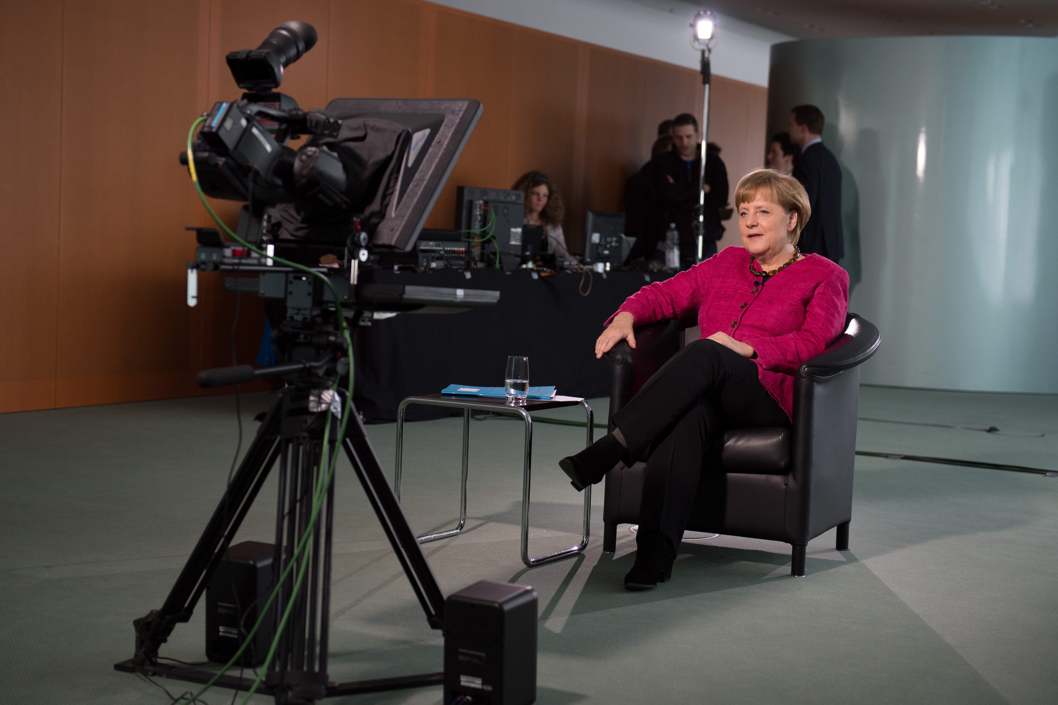 Με λογικό και εφικτό τρόπο ζητούμε μείωση χρέους, λέει η Μέρκελ