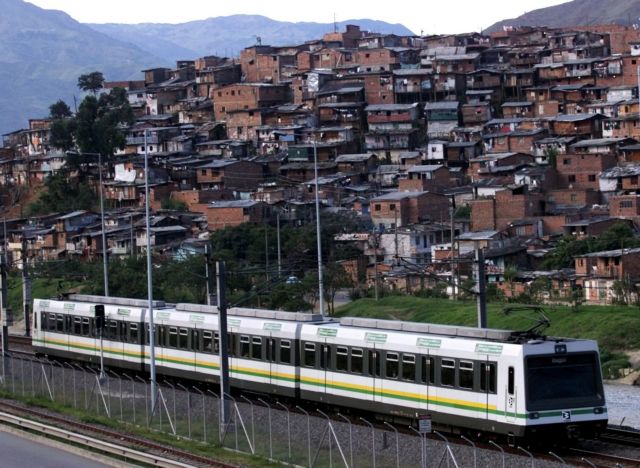 Αστυνομικός σώζει επίδοξο αυτόχειρα πριν πέσει στις γραμμές του τρένου