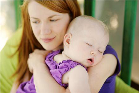 Τι είναι αυτό που ηρεμεί τα μωρά στην αγκαλιά μας;