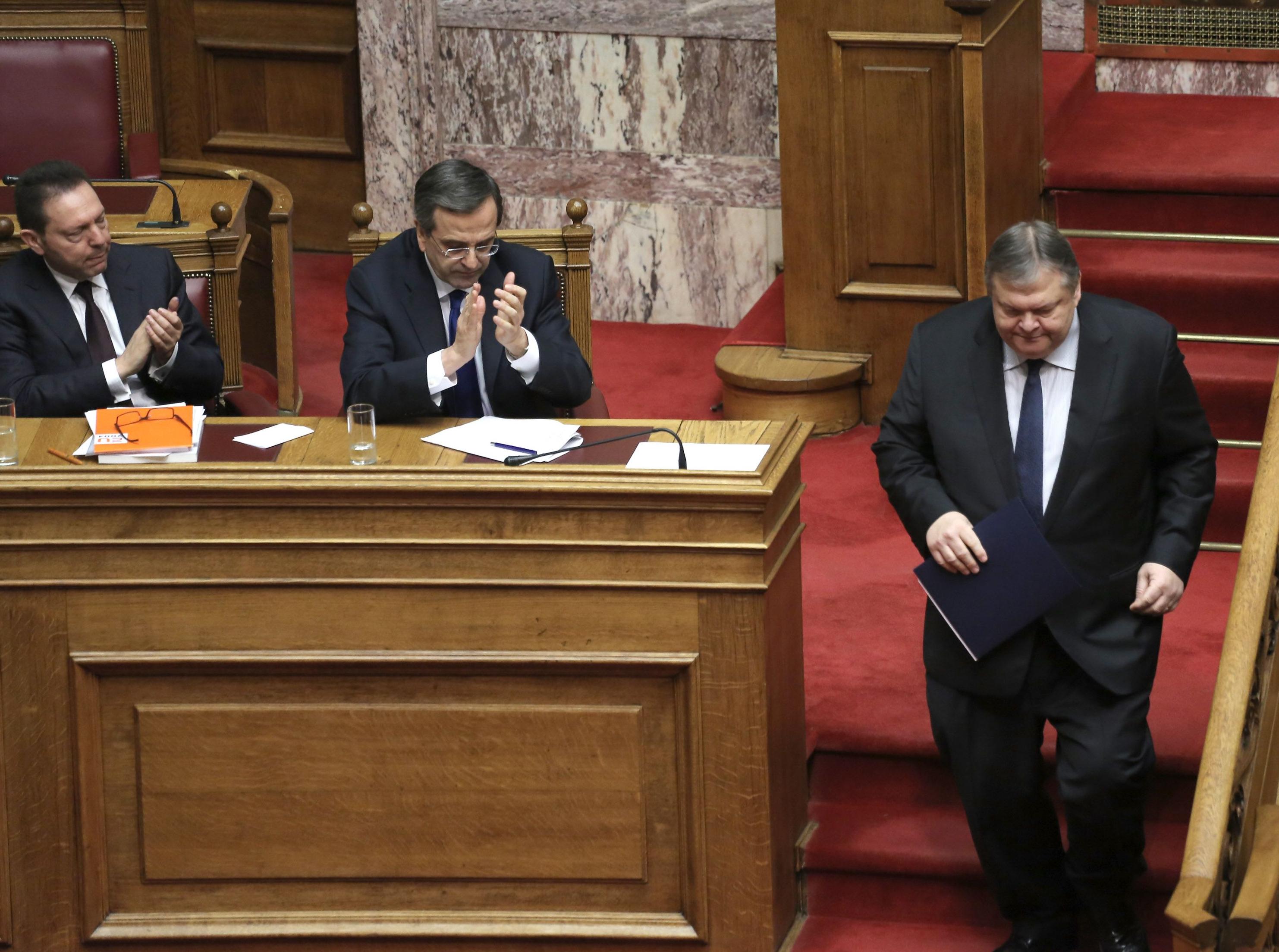 «Τον Ιούνιο ο ΦΠΑ» λέει ο Στουρνάρας, «να γίνει άμεσα» εμμένει το ΠΑΣΟΚ