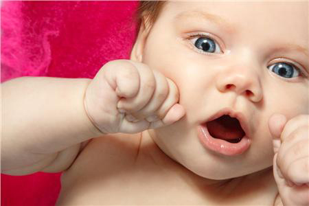 Πότε αρχίζουν τα βρέφη να αντιλαμβάνονται το περιβάλλον τους;