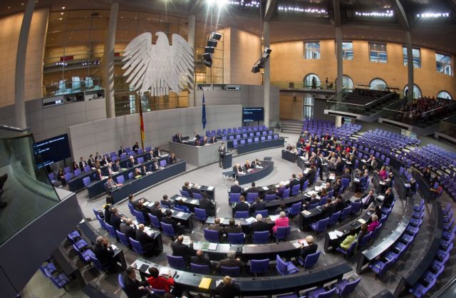 Γερμανός πολιτικός απασχολούσε έναντι 5.500 ευρώ τη γυναίκα του ως γραμματέα