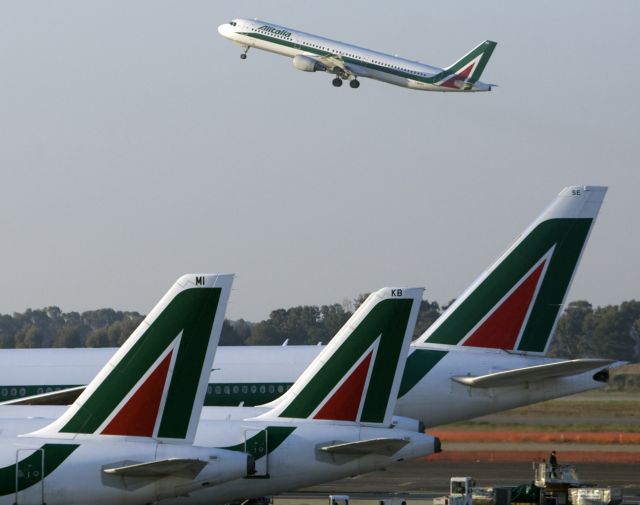 Δεκάδες συλλήψεις υπαλλήλων της Alitalia για κλοπή αποσκευών